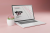 موکاپ صفحه نمایش لپ تاپ روی میز و گلدان با پس زمینه قرمز